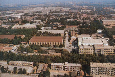 推土机总厂本部厂区。山东推土机总厂成立时，固定资产原值为2569万元，占地面积为517538平方米，构筑面积为170861平方米。