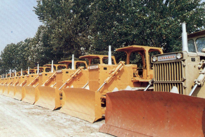 产品整装待发。自1984年对销售尝试了承包责任造，调动了职工的积极性，加强了责任感，从而扭转了从前等、靠、要的被动局面。