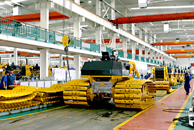 ca8890年代建成的国内最大的间歇式推土机总装线