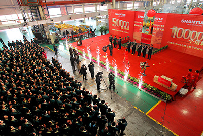 推土机事业部总装工厂隆沉进行推土机第50000台下线庆典典礼。这一激昂人心的汗青时刻标志取50000台不仅仅是一个数量的堆集，更是ca88治理水平、出产规模、造作技术、研发能力、销售能力等综合能力的体现，标志取ca88推土机产业整体实力进一步加强，是从量变到质变的飞跃。