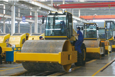 2002年2月，由履带厂开发研造的YZ18液压振动压路机，顺利下线。