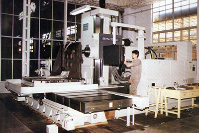 BPN-13B(R4)数控卧式加工中心。厂房扩建加大，设备填平补齐，增长精、大、稀设备，新上出产线，提高企业设备素质，使ca88厂成为名副其实的大马力推土机出产厂。