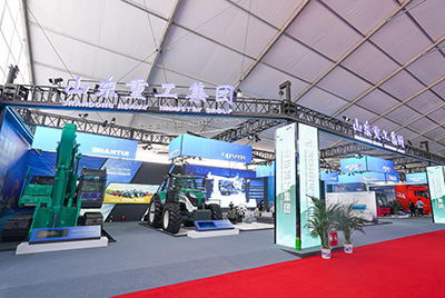 2023跨国公司与中国主题展在青岛国际会议中心海上大坝进行， ca88股份携EE225电挖、SRD13-C6U无人驾驶压路机和纯电装载机随团参展。